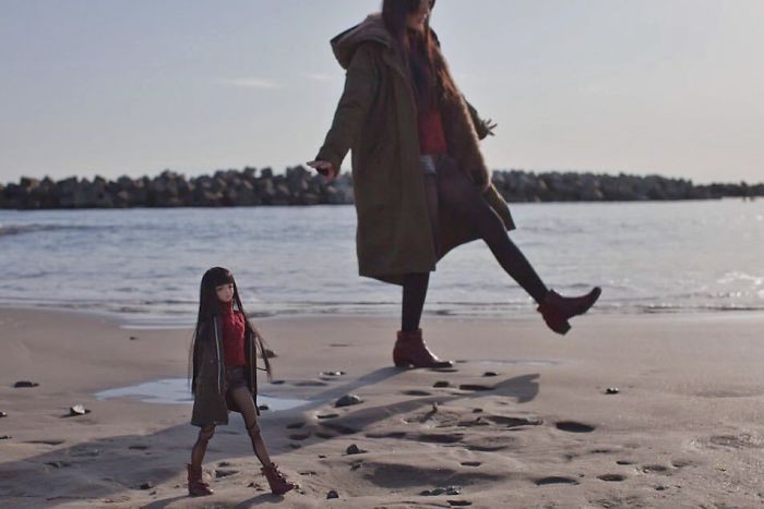 Cô gái Nhật Bản tạo dáng đôi với búp bê trong bộ ảnh vừa đẹp vừa kỳ quặc đến rùng mình